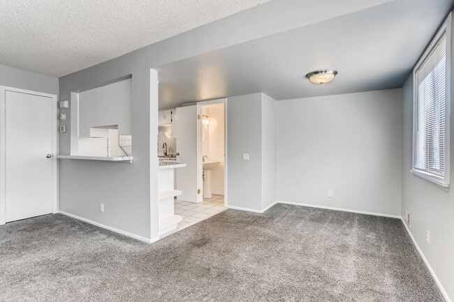 Building Photo - Everything you Need, 2 Bed, 1.5 Bath townh...