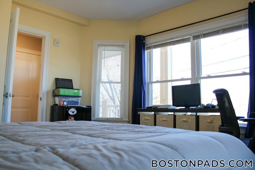 Building Photo - 116-118 Holland St.