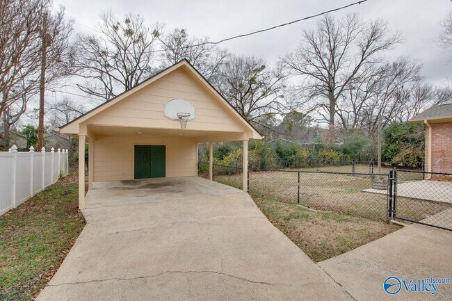 Building Photo - 814 Cleermont Dr SE