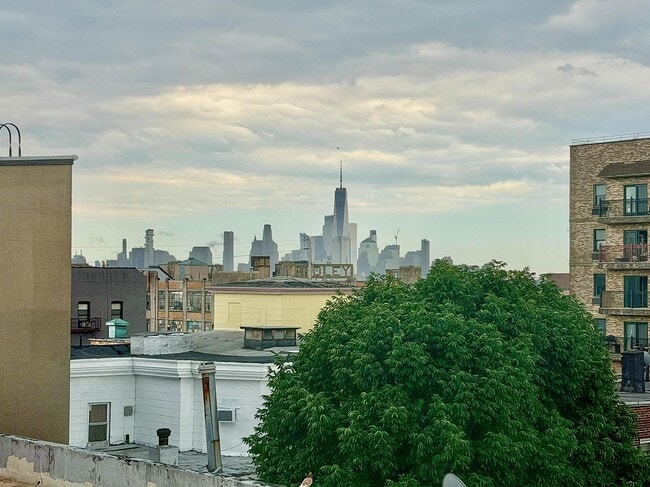 Building Photo - 327 8th St
