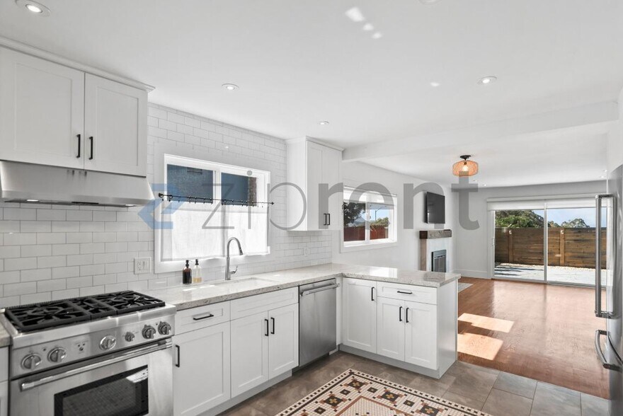 Building Photo - 1545 Crespi Dr