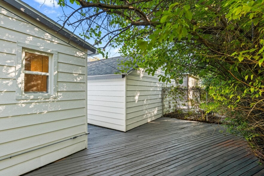 Building Photo - 402 Burlington Ave