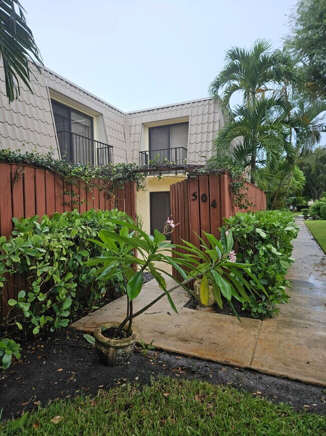 Building Photo - 1700 Embassy Dr