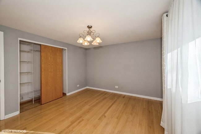 Building Photo - 829 Pinehurst Ln