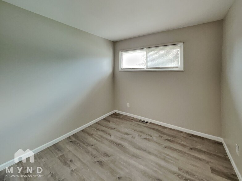 Building Photo - 654 Hillsdale Dr
