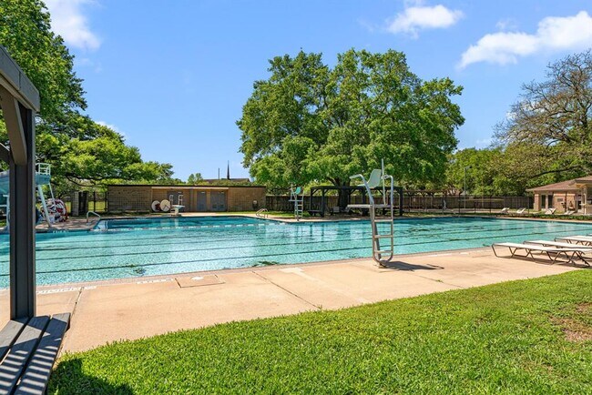 Building Photo - 2506 Briarbrook Dr