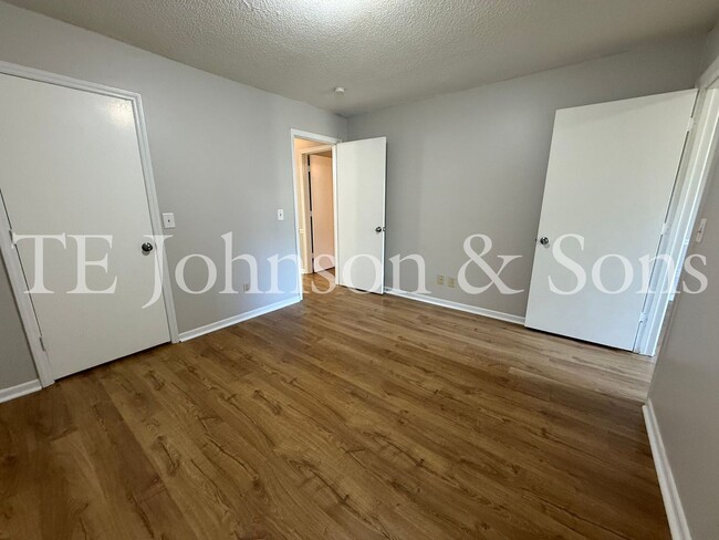 Building Photo - Charming 2-Bedroom with Fireplace & Modern...