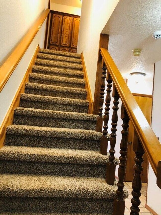 Building Photo - 3 bed , 2 full bath, 2 story , Newly updat...