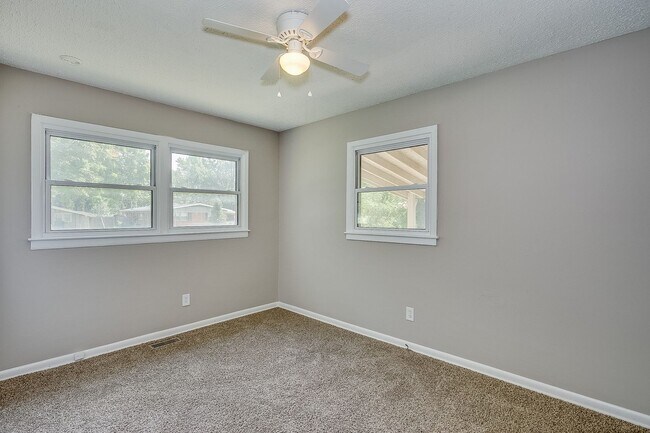 Building Photo - 545 Riverview Ave