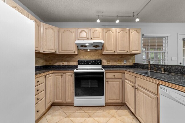 Building Photo - Spacious 3 Bedroom, 2 Bath with huge livin...