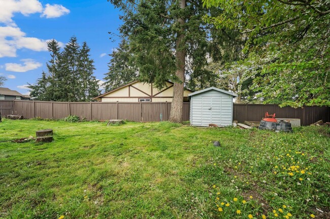 Building Photo - 3 Bedroom Home with Fully Fenced Yard Avai...