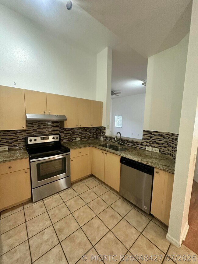 Building Photo - 220 Crestwood Cir