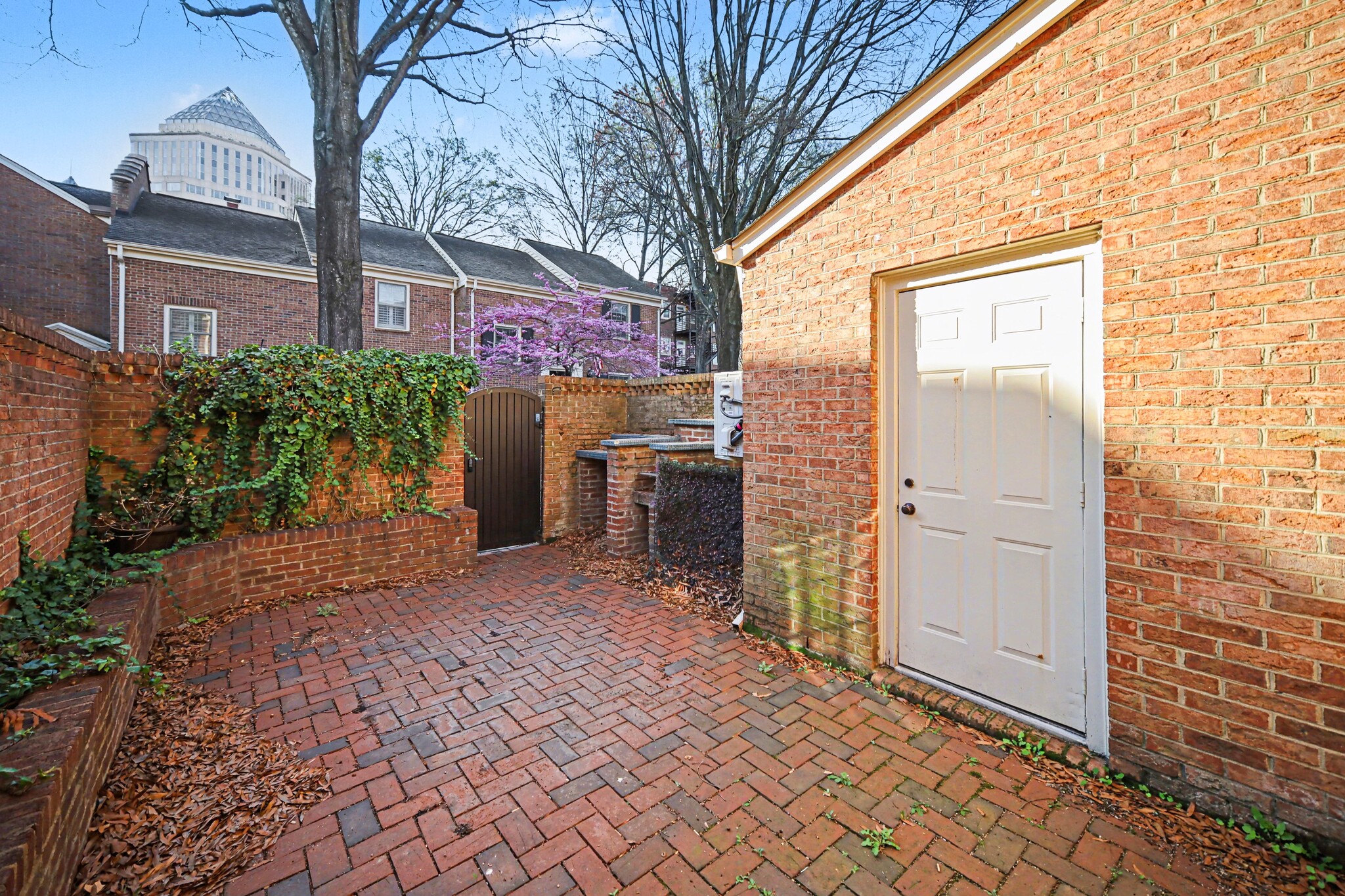 Building Photo - 520 N Poplar St