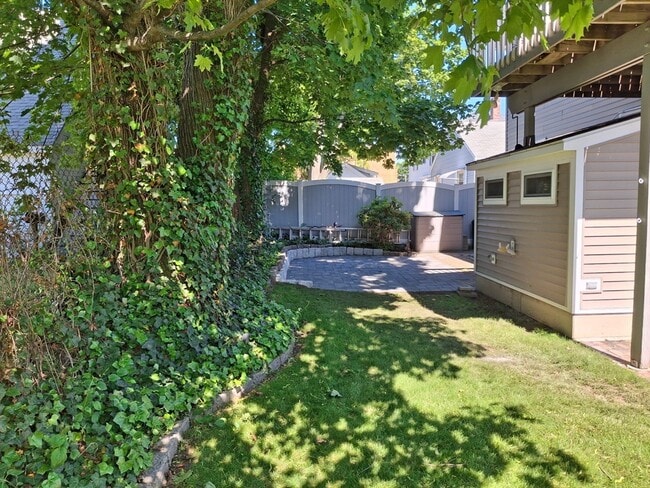 Building Photo - 58 Dix St