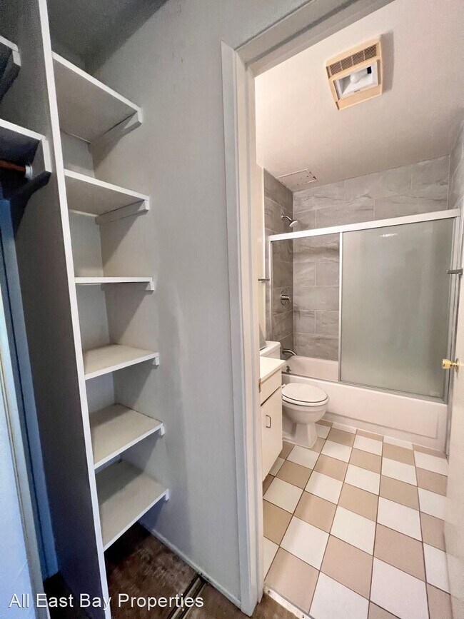 Building Photo - 1 br, 1 bath House - 7 Commodore Dr. #363