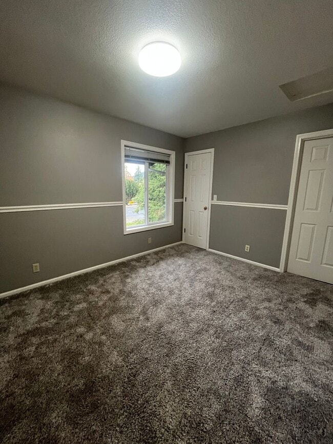 Building Photo - 2-Bedroom 1 1/2-Bathroom townhouse style d...