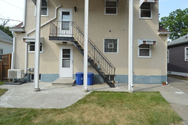Building Photo - 2327 University Ave