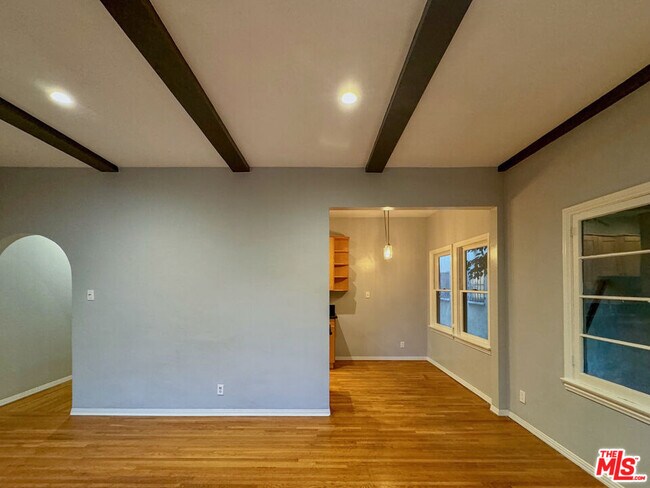Building Photo - 340 N Oakhurst Dr