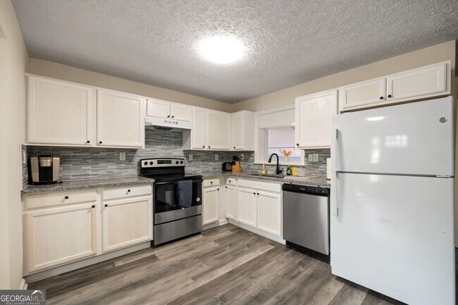 Building Photo - 1954 Woodbine Terrace NE