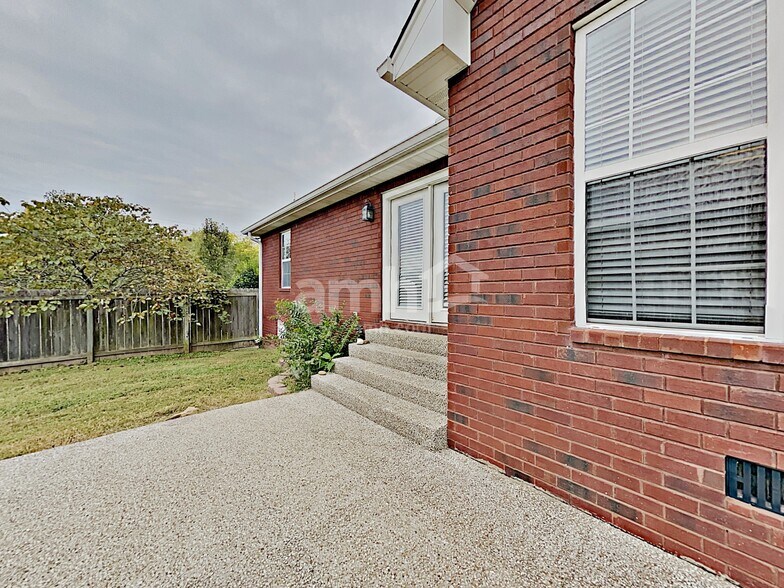 Building Photo - 201 Fox Hunt Ln