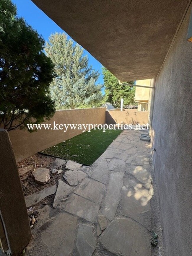 Building Photo - ***Deposit Moves you in*** FootHills 3bed ...