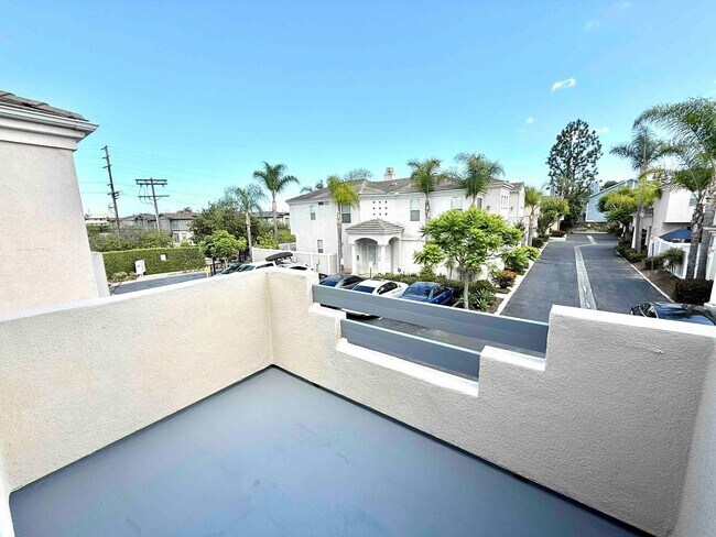 Building Photo - Gated Community - Updated Harbor City Townhouse - 3 bed / 2.5 bath