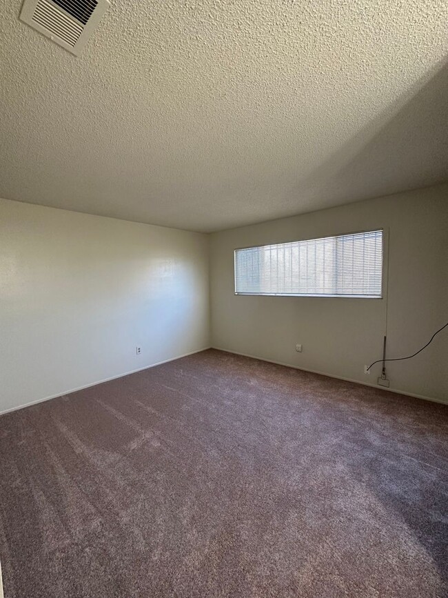 Building Photo - Reduced!!!