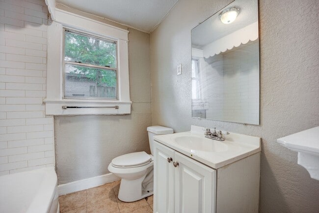 Building Photo - Freshly Updated 2 Bedroom House