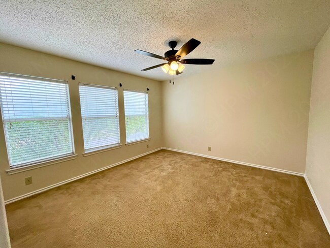 Building Photo - 8858 Roquefort