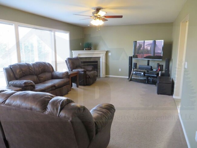 Building Photo - Gorgeous 4 bedroom House in a highly desir...