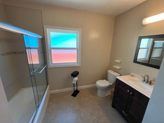 Building Photo - Beautiful 4bd/2ba in desireable neighborho...