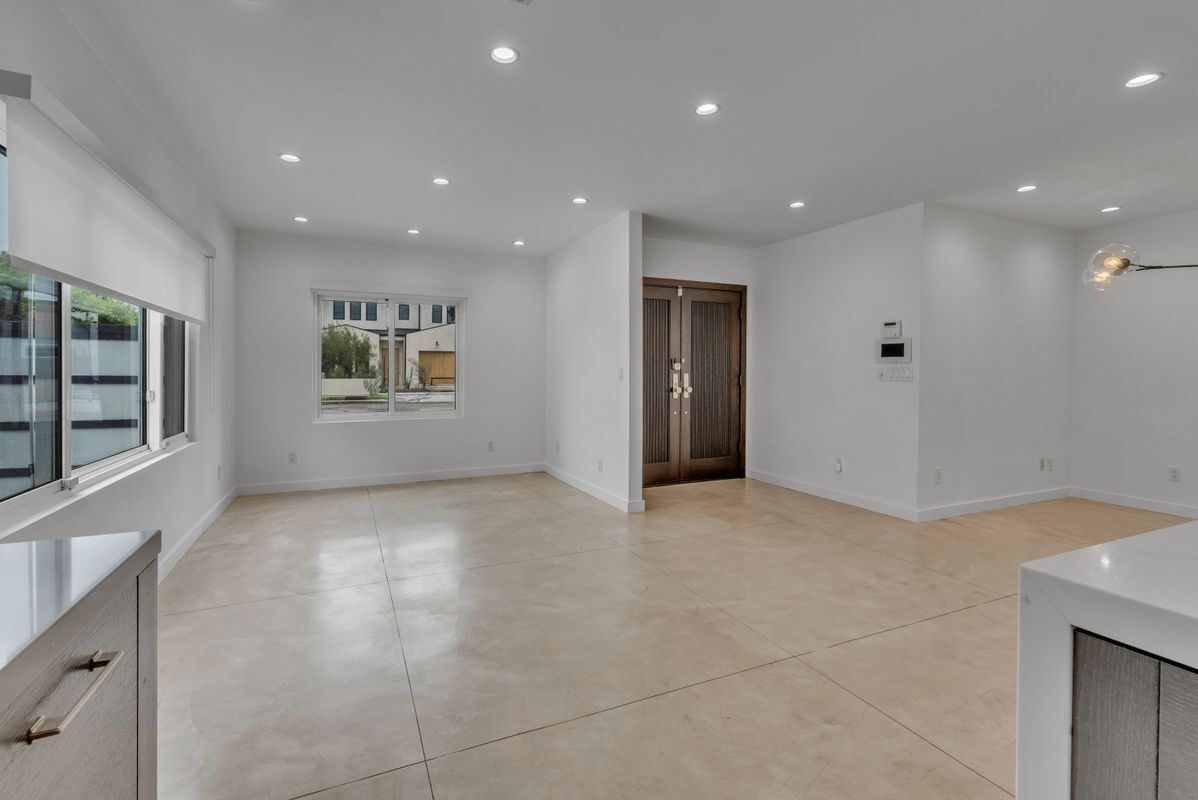 Building Photo - 4925 Nagle Ave