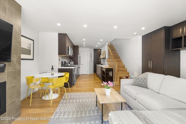 Building Photo - 250 S Original St