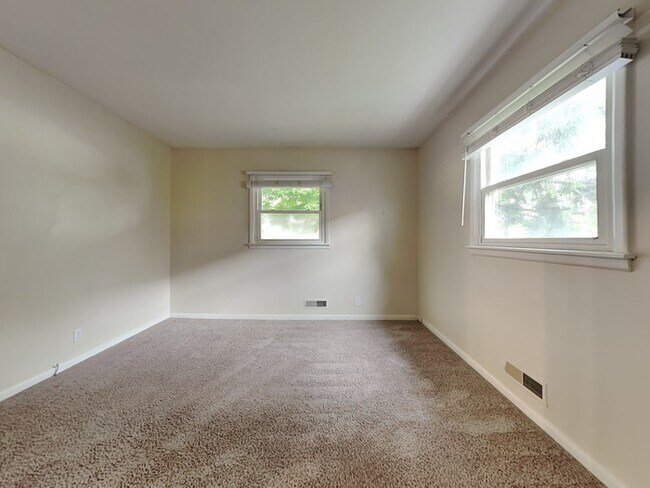 Building Photo - 4 bed 2 bath in Fishers!