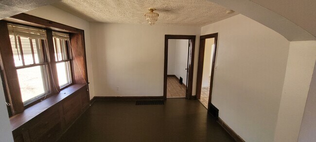 Building Photo - 707 Roselle Ave