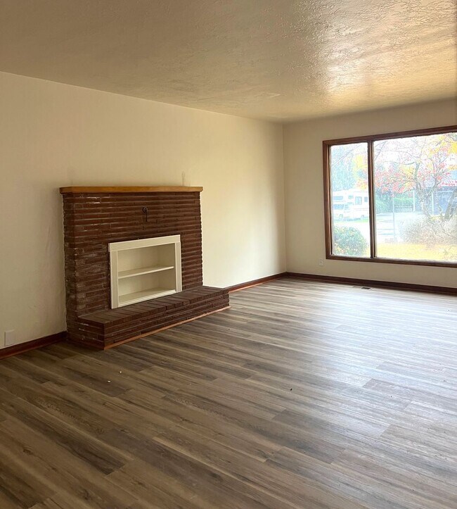 Building Photo - Rent Special: 1/2 Off First Full Months Rent