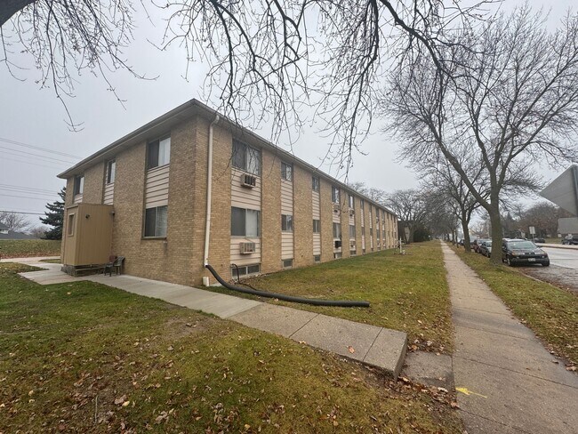 Building Photo - 1 Bedroom Apartment Available-South 51st and Howard Ave