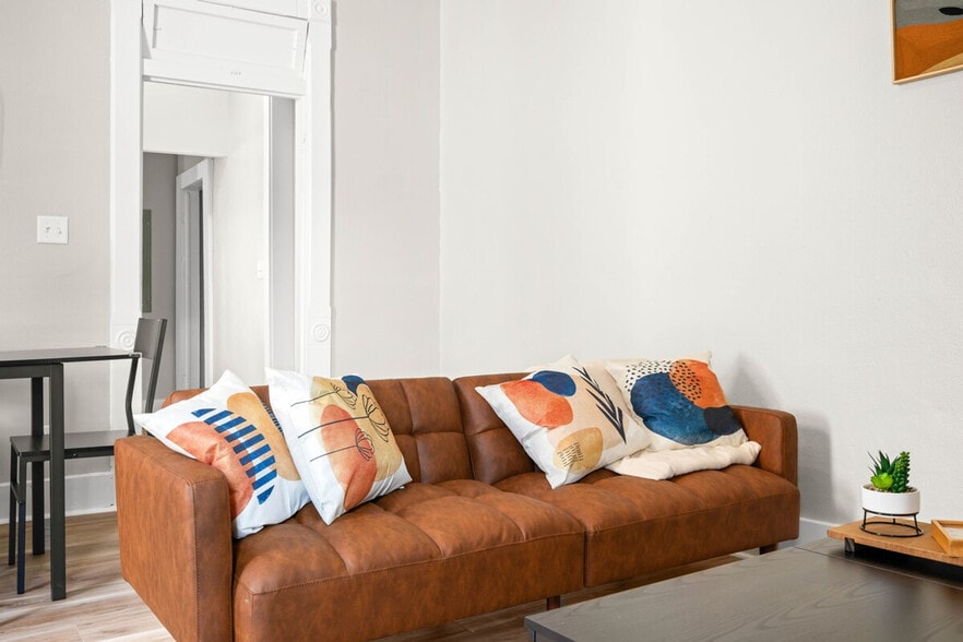 Building Photo - 639 Maple St