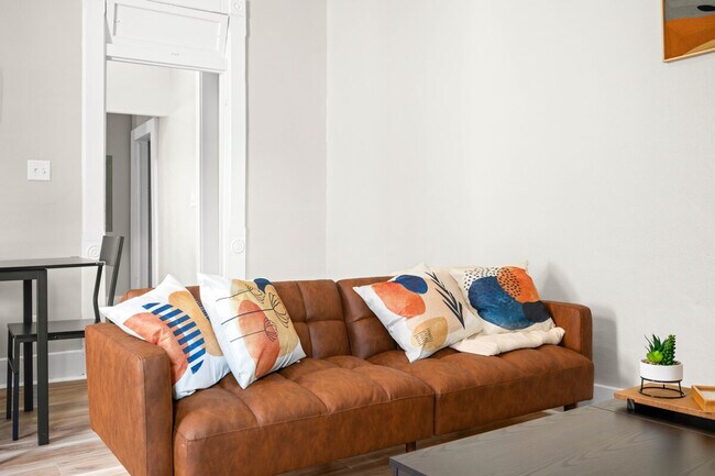 Building Photo - 639 Maple St