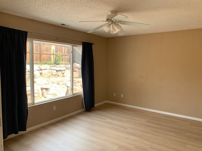Building Photo - Open floorplan in Stetson Hills Rancher!