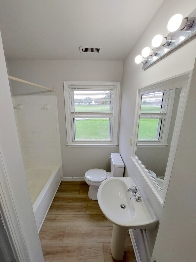 Building Photo - CUTE AND COZY 3 BEDROOM HOME AT BUCKROE BEACH FOR RENT!!!