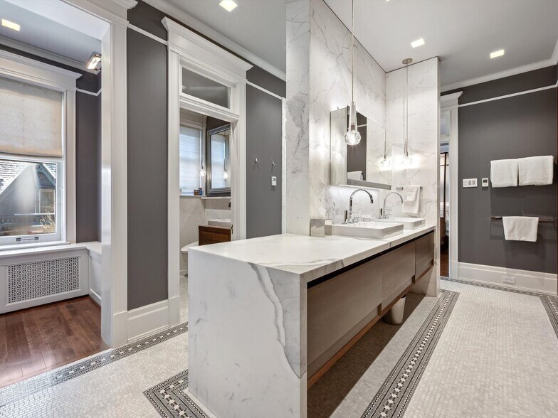 Building Photo - 1210 N Astor St