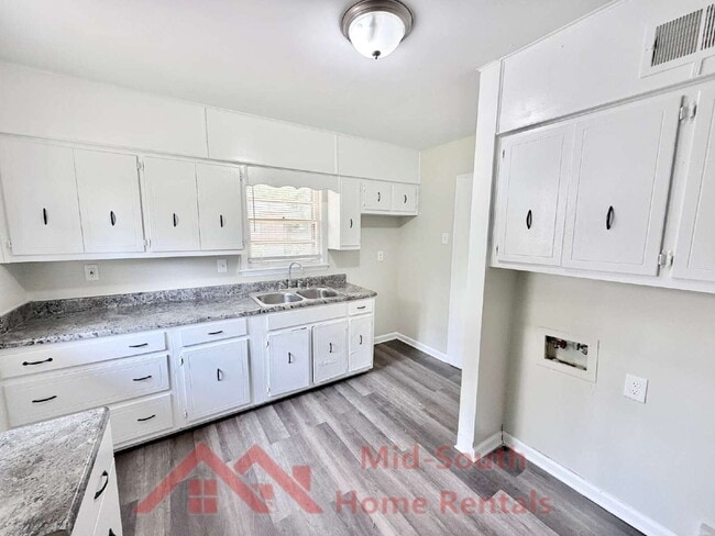 Building Photo - 3284 Parham St
