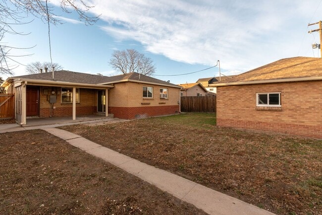 Building Photo - Move in now — $0 rent due until February 1st! - 3BR/2BA Single-Family Home Across from Sloan’s La...