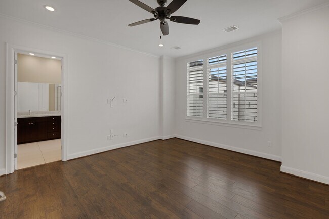 Building Photo - 1030 W 26th St