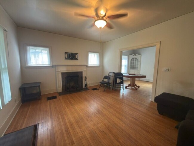 Building Photo - 1004 S Busey Ave