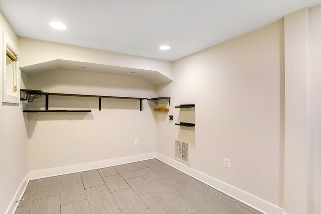 Building Photo - 620 Farragut St NW