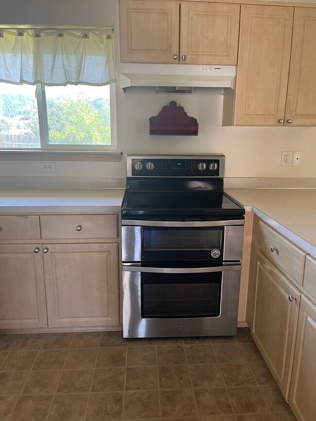 Building Photo - Large 3 bed/2 bath single family home