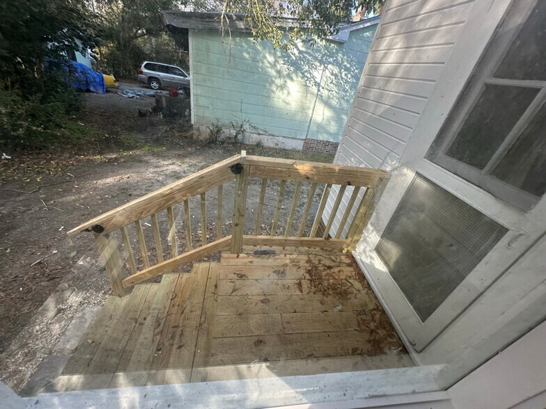 Building Photo - 1003 N Young St