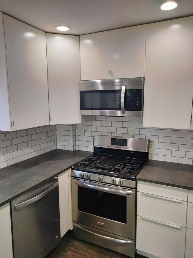 Building Photo - Beautiful 2-Bedroom Brookline Home for Rent